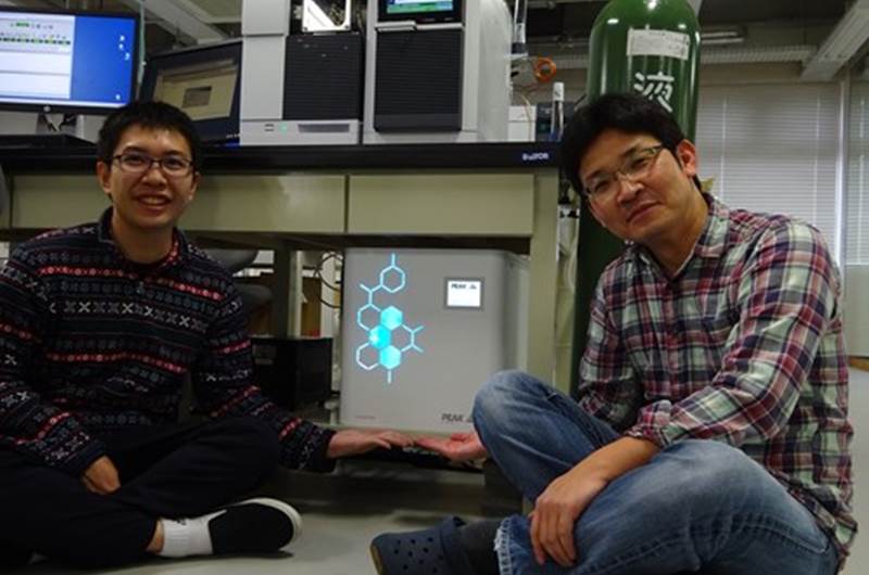 Dr. Hirayama and his colleague Dr. Ryosuke Hayasaka with their PEAK Hydrogen Trace generator